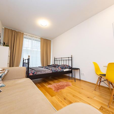 פראג Lovely Studio Apartment, Free Parking 1,55 Hight מראה חיצוני תמונה